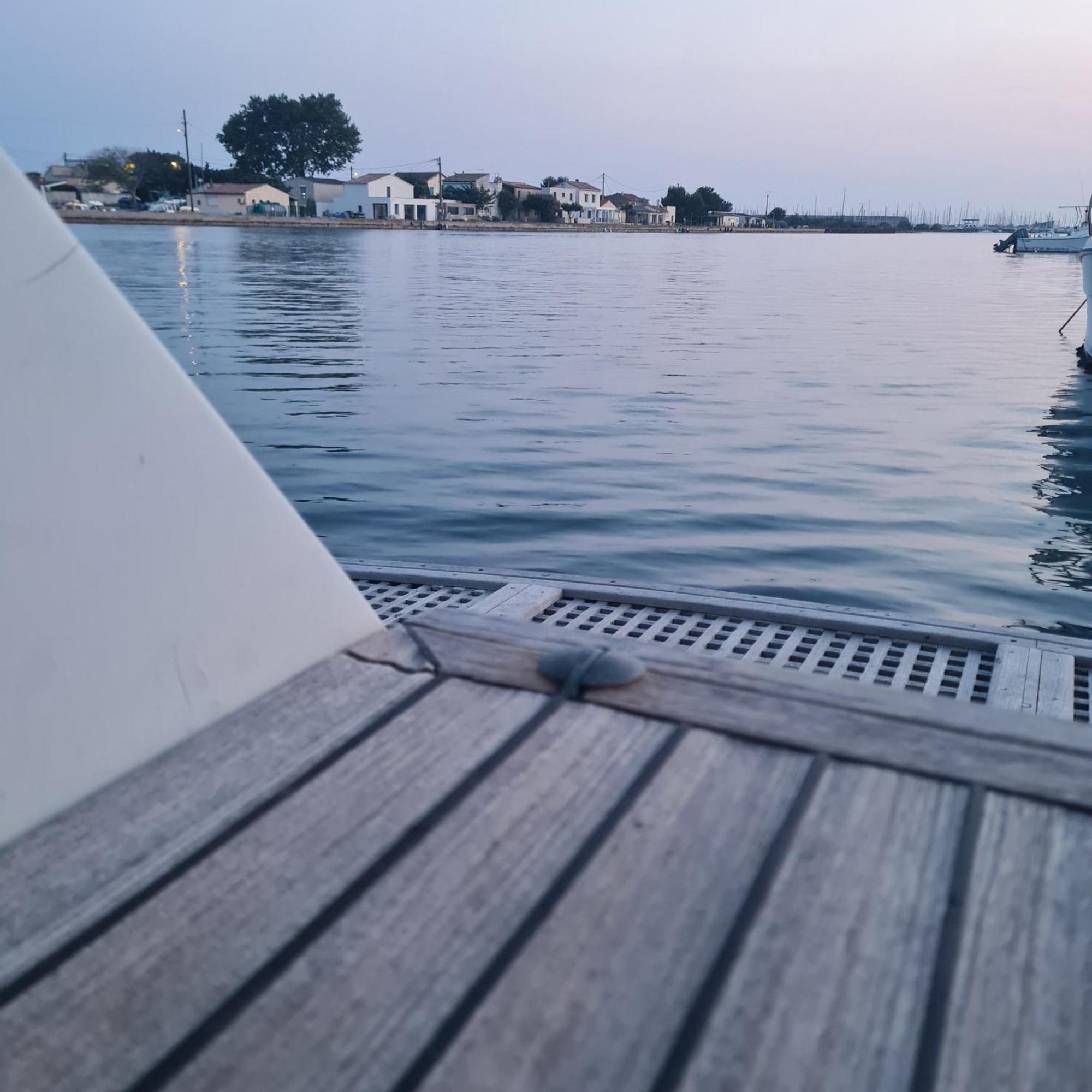 Nuit Insolite Bateau A Quai - Port Saint Louis Du Rhone ภายนอก รูปภาพ